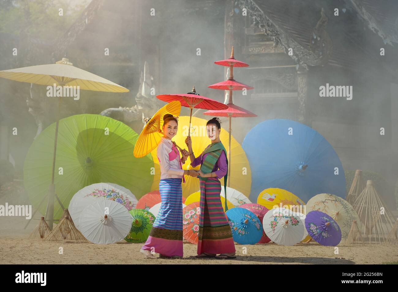 Porträt von zwei Frauen in traditioneller thailändischer Kleidung mit Sonnenschirm, Thailand Stockfoto