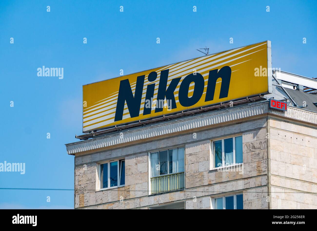 Ein Bild eines Nikon-Schildes oben in einem Gebäude. Stockfoto