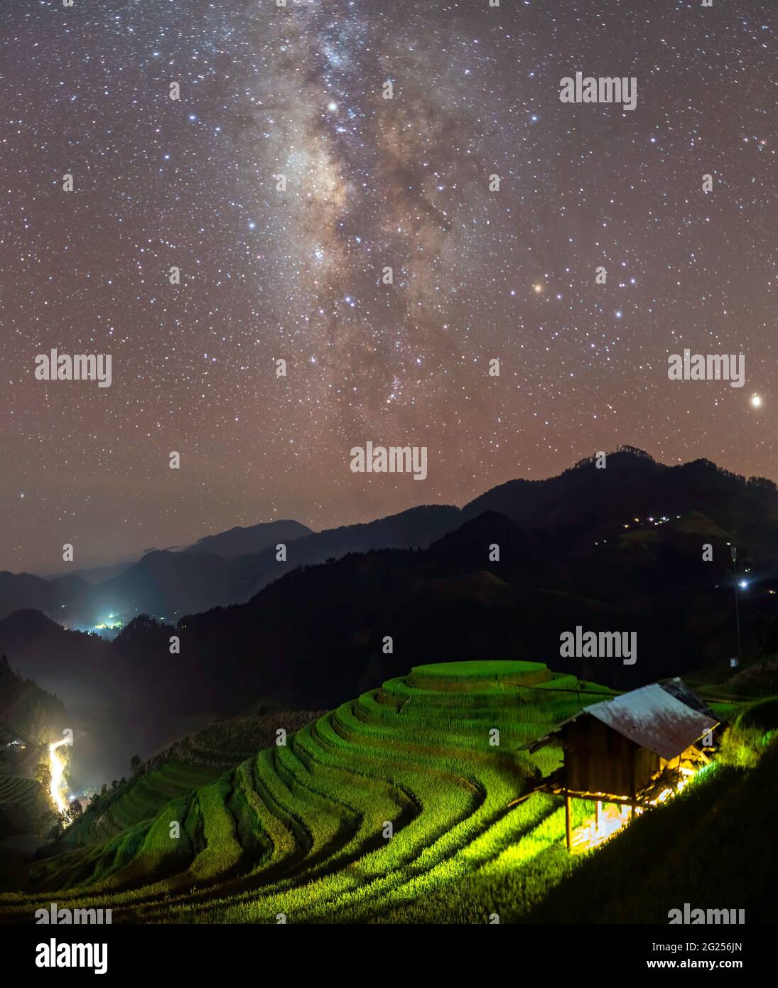 Milchstraße über terrassierten Reisfeldern in der Nacht, Mu Cang Chai, Yen Bai, Vietnam Stockfoto