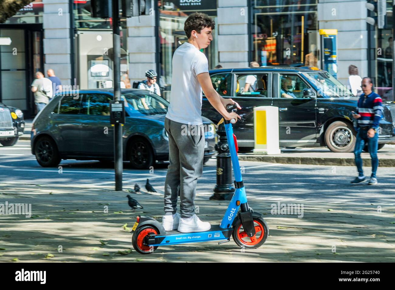 London, Großbritannien. 8 Juni 2021. Viele brechen weiterhin die Regeln, indem sie auf dem Bürgersteig oder Fußgängerüberwegen fahren - Elektro-Scooter (E-Scooter) können jetzt in einer kleinen Anzahl von Londoner Stadtbezirken gemietet werden. Nur so kann man legal auf öffentlichen Straßen oder an anderen öffentlichen Orten in London mit einem E-Scooter fahren. Die gemieteten E-Scooter werden von drei verschiedenen Betreibern bereitgestellt: Dott, Lime und TIER. Um einen E-Scooter zu mieten, müssen die Benutzer: Die App des ausgewählten Betreibers herunterladen, den Registrierungsvorgang einschließlich der Überprüfung Ihres Alters und Führerscheins abschließen und die obligatorischen in-App-Schulungen ausfüllen Stockfoto