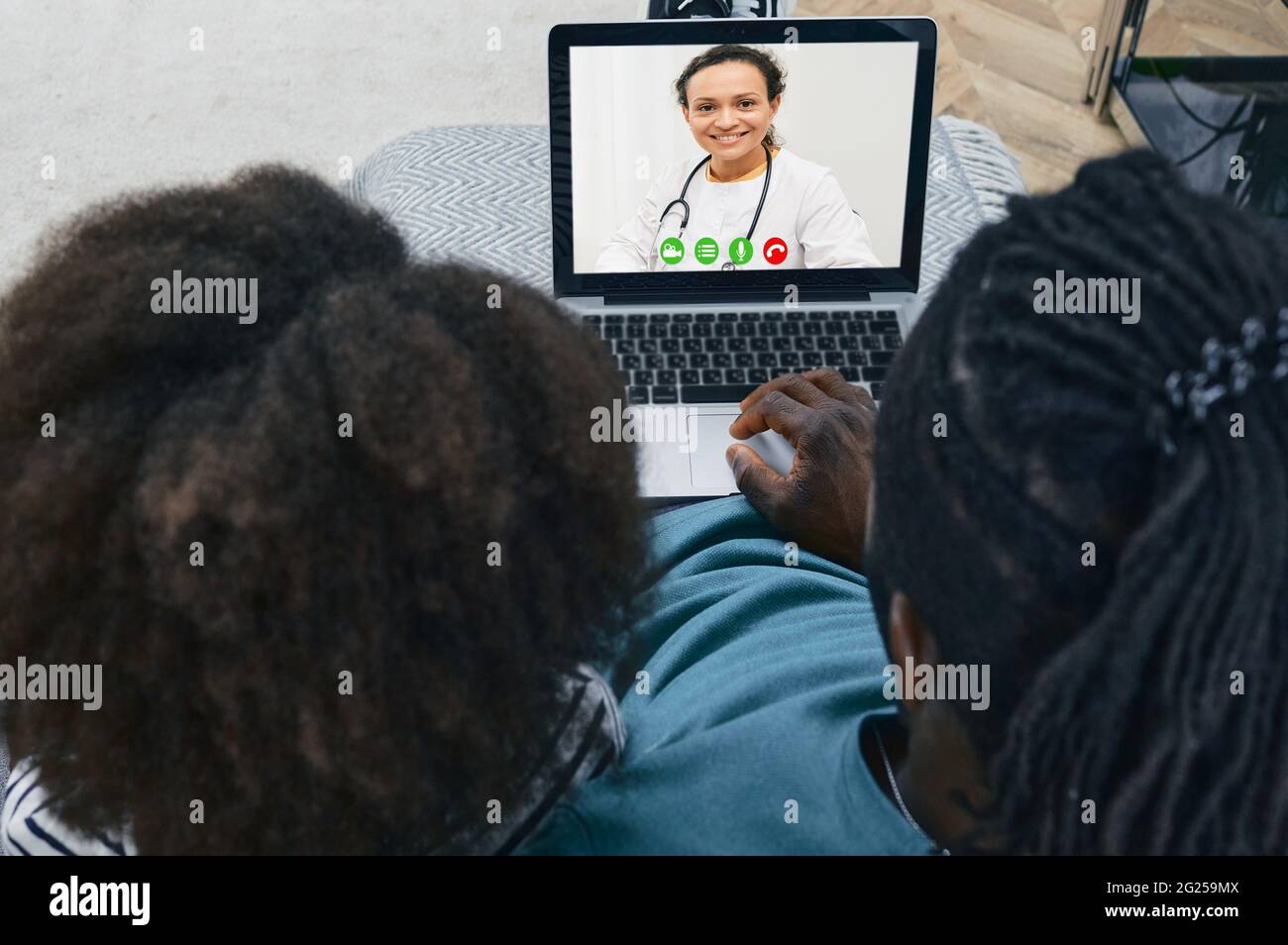 Afroamerikanische Familie während einer medizinischen Online-Konferenz mit ihrem Hausarzt. Video-Chat mit einem Arzt Stockfoto