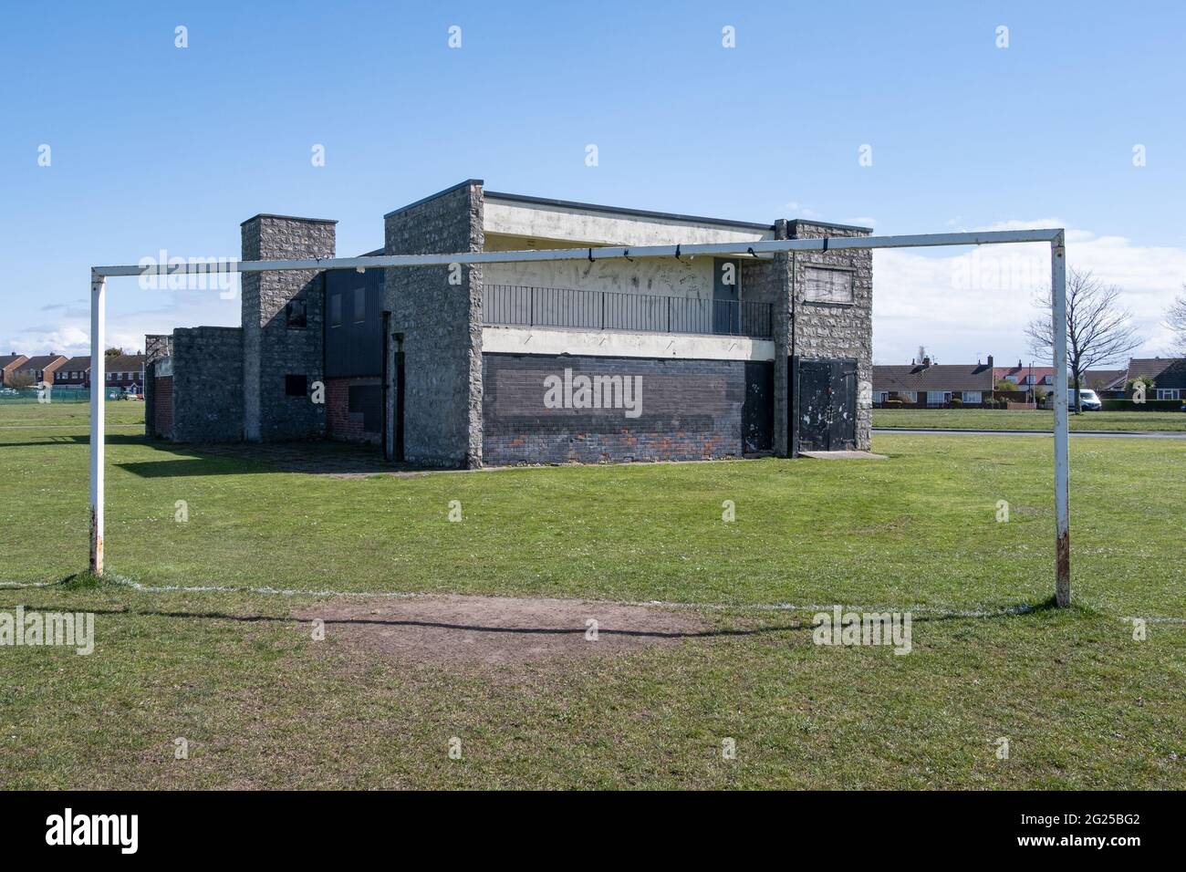 Sportpavillon des gemeinderats und Fußballtor in Moreton Wirral Mai 2021 Stockfoto