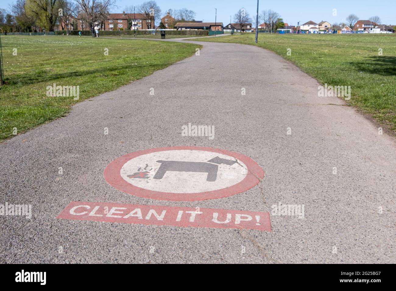 Schild auf Pfad gemalt, das Aufräumen nach Hunden in Moreton Wirral Mai 2021 anzeigt Stockfoto