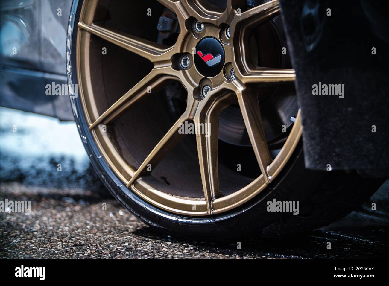 KIEW-15 MAY,2021: Custom BMW M3 mit geschmiedeten Felgen und Low-Profile  Pirelli P Zero Reifen zum Driften wie auf Drift und Car Show gesehen.  Leistungsoptimiert Ge Stockfotografie - Alamy