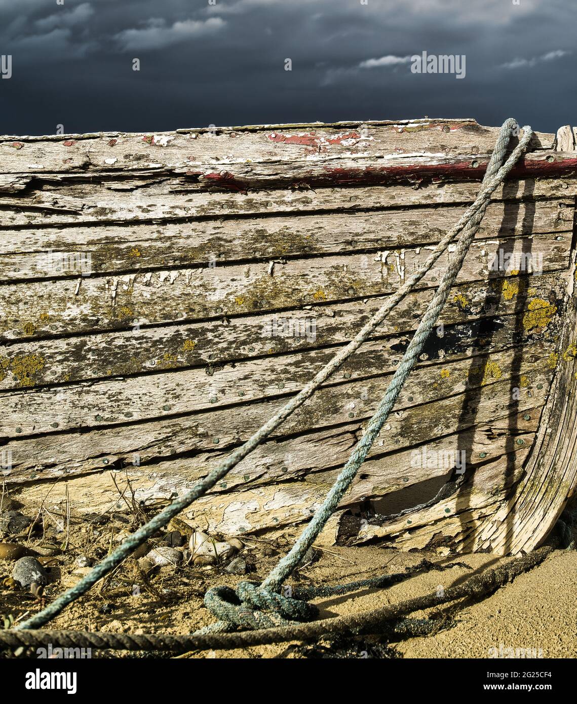 Verwelktes Boot mit abblätternder Pastellfarbe und Holzbohlen Stockfoto