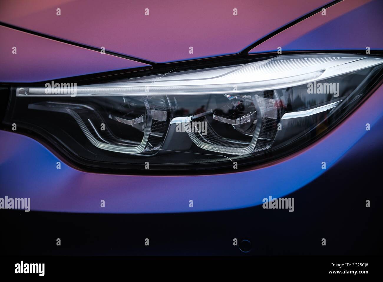 KIEW-15 MAY,2021: Custom BMW M3 Sport Car in Chamäleon lila Wrap Vinyl  gewickelt, wie auf Drift und Cars Show gesehen. Moderne F80-Scheinwerfer  mit Laser-Tech Stockfotografie - Alamy