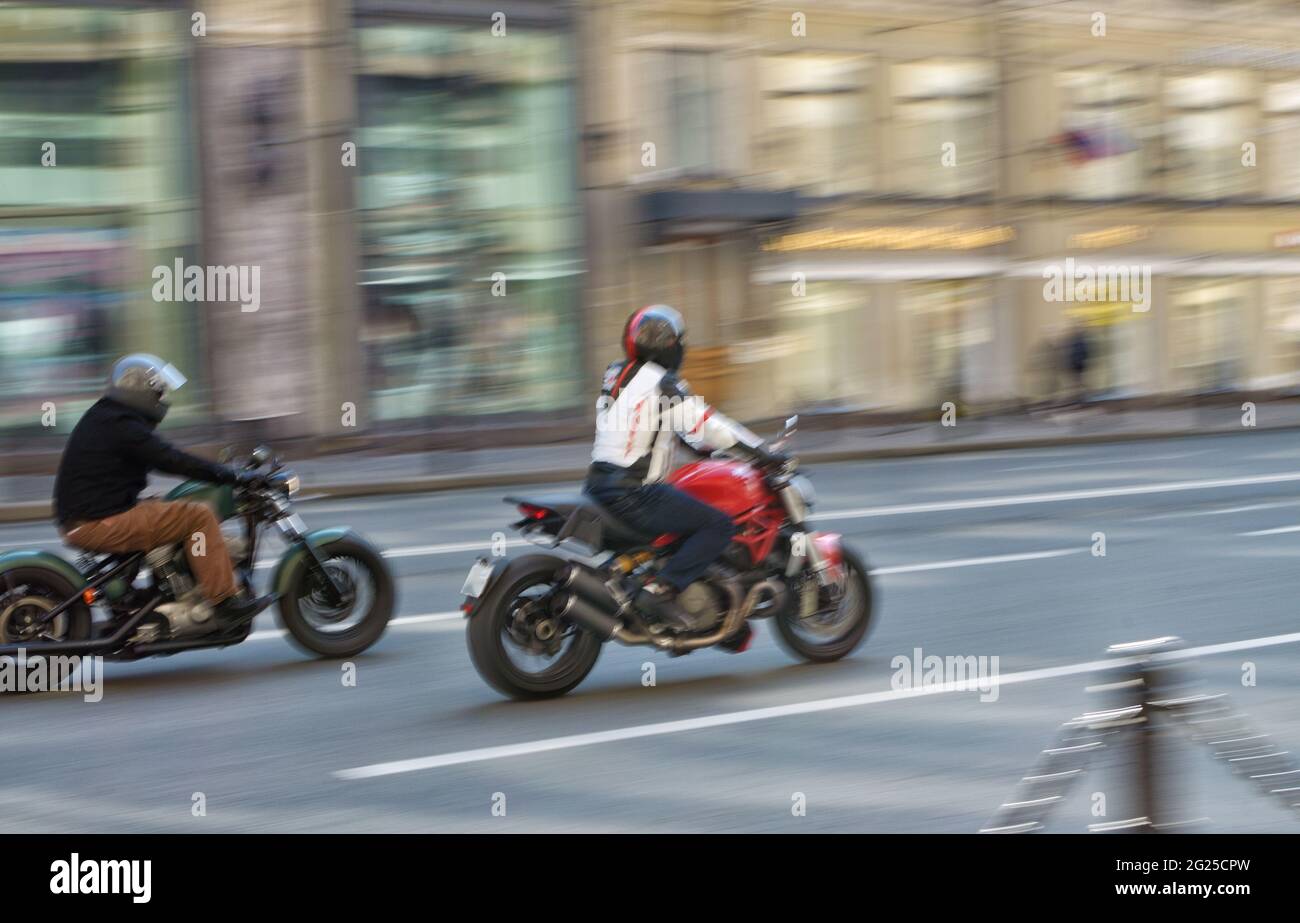 Schnelle Motorradfahrt auf einer Stadtstraße. Stockfoto