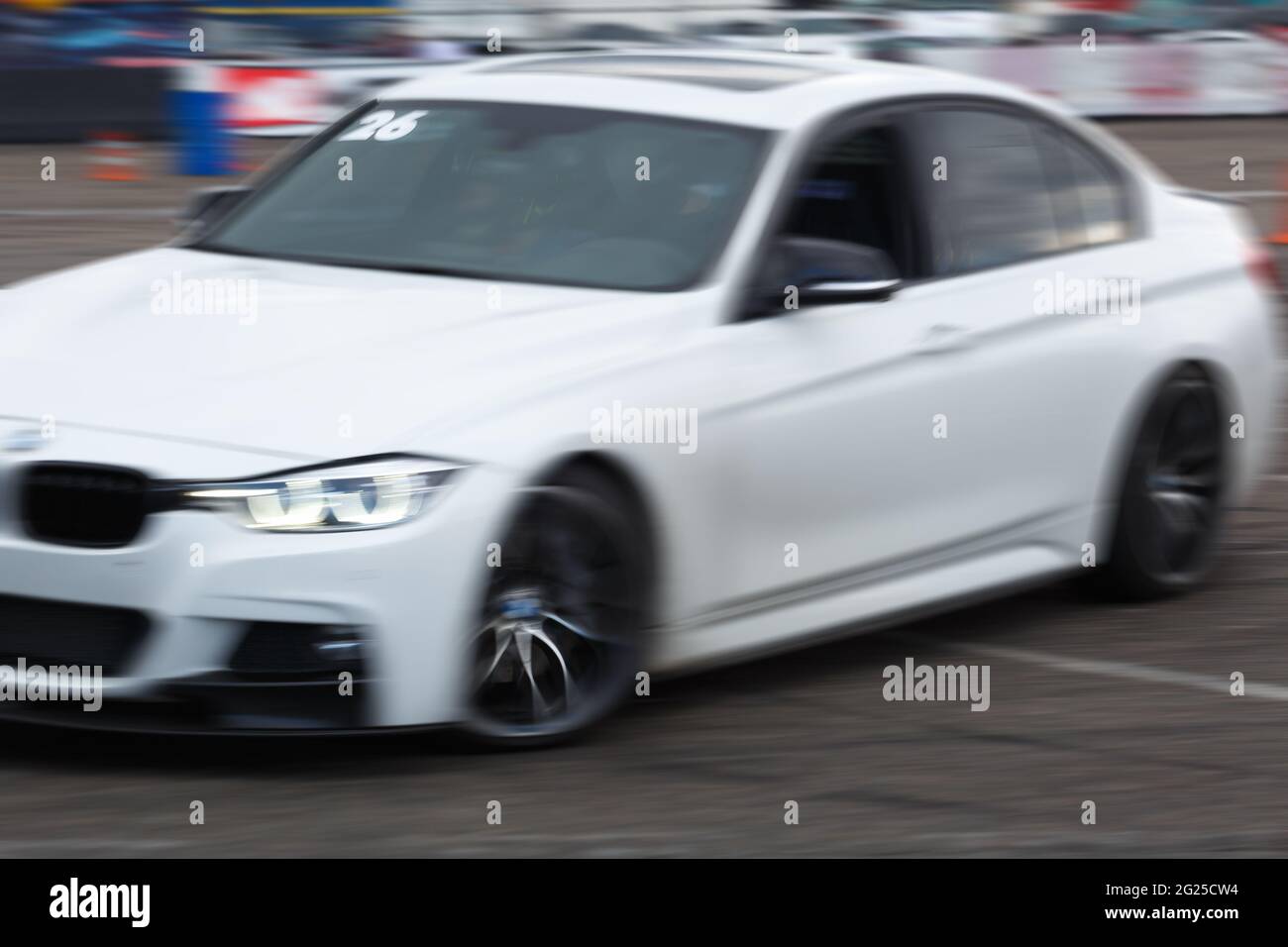 KIEW-15 MAI,2021: Neuer BMW M3 F80 Rennwagen driftet auf hoher Geschwindigkeit mit Bewegungsunschärfe-Effekt auf Rennstrecken auf Drift und Cars Show Stockfoto