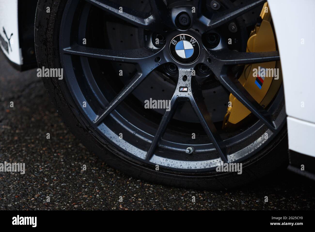 KIEW-15 MAI,2021: BMW M Drift and Car Show. Low Profile Custom Felgen und Reifen für Drifting und Keramik-Bremssystem auf teuren Sportfahrzeugen Stockfoto