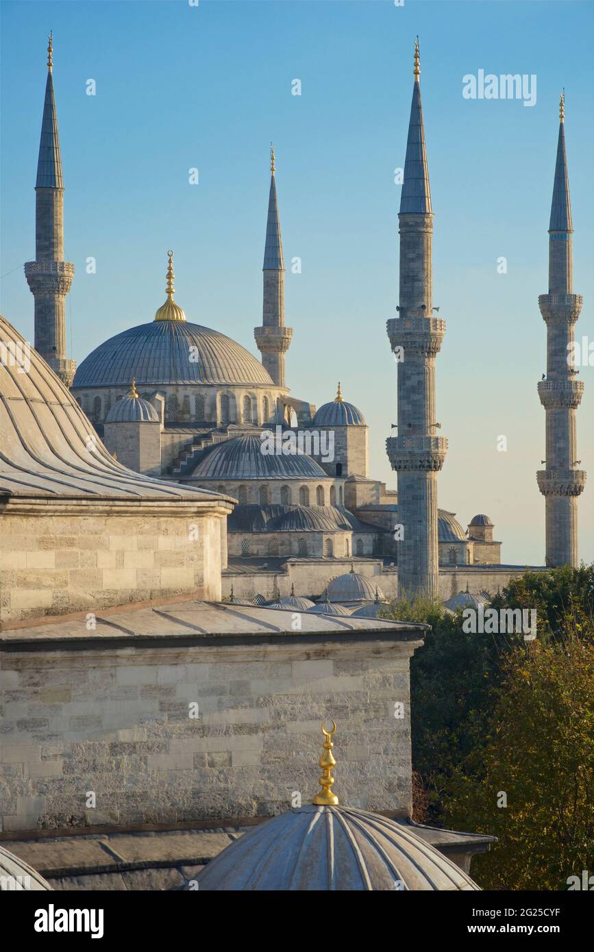 Die Firuz A?a Moschee (Vordergrund), auf der Divanyolu Straße, Istanbul, mit der Blauen Moschee dahinter. Eine osmanische Moschee aus dem 15. Jahrhundert im Stadtteil Fatih in Istanbul, Türkei Stockfoto