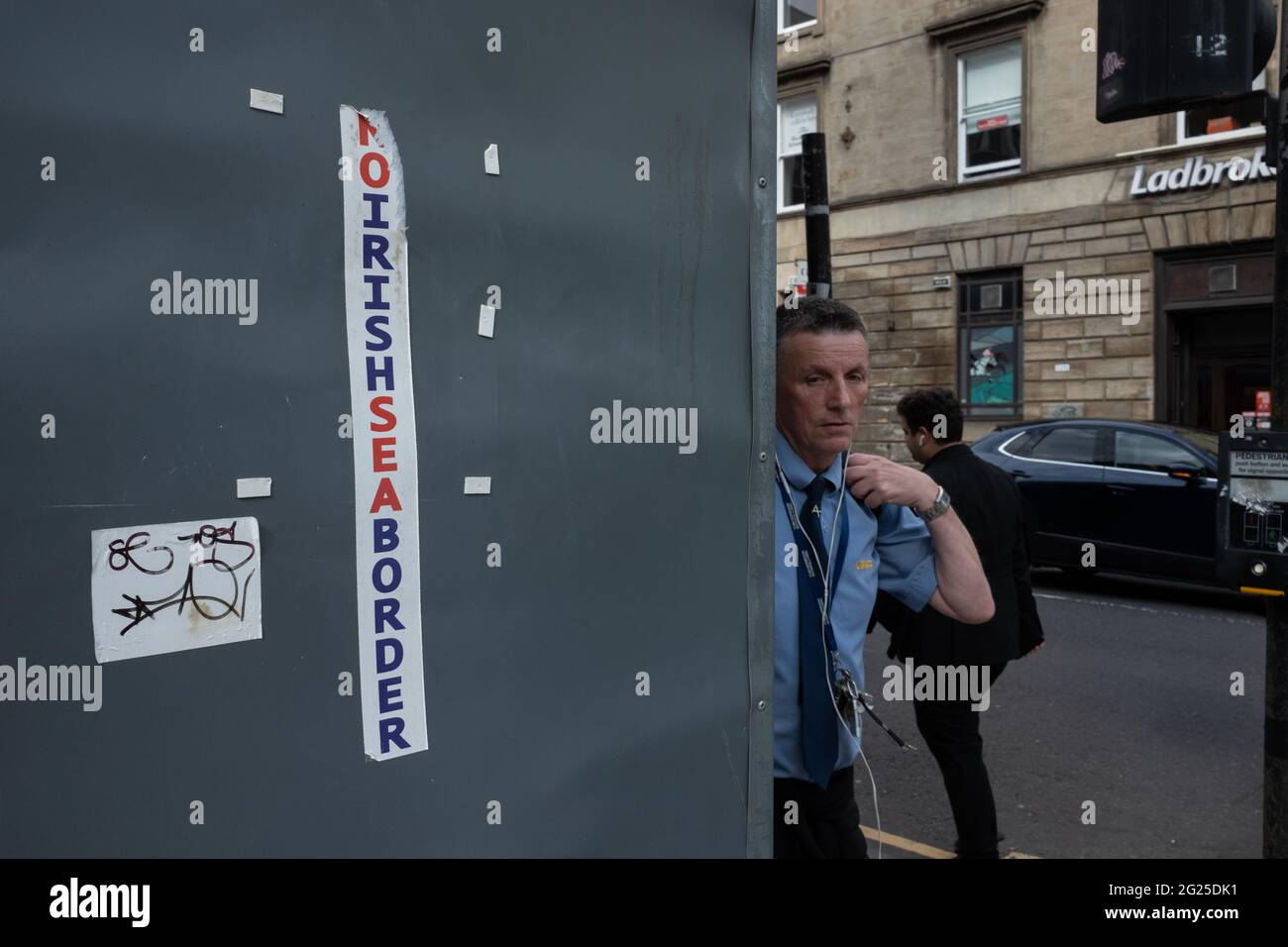 Aufkleber, der am 5. Juni 2021 ‘No Irish Sea Border’, eine Reflektion der Politik der Brexit-Ära, auf einer Mauer in Glasgow, Schottland, deklariert. Stockfoto