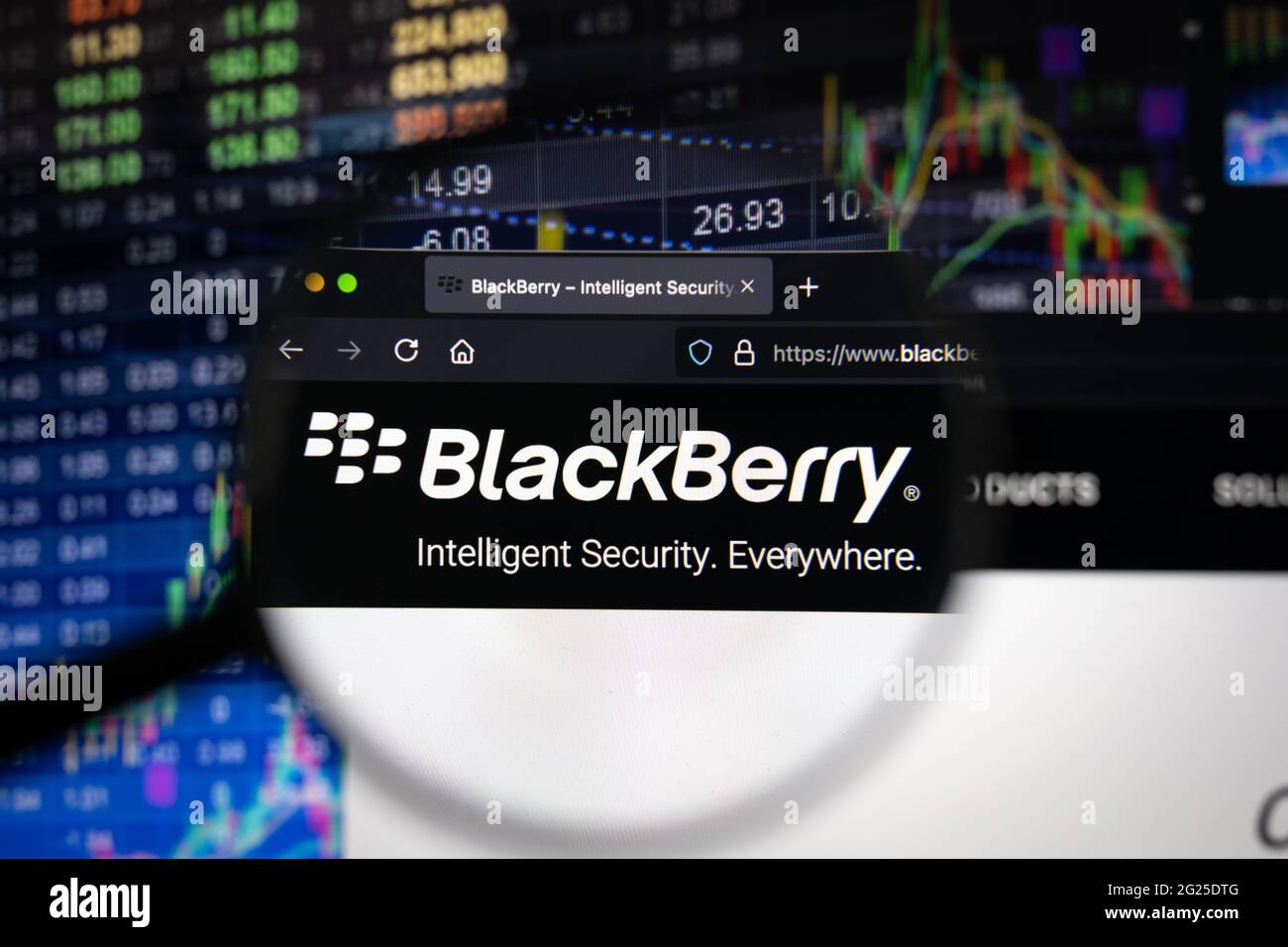 KAUFBEUREN, DEUTSCHLAND - 8. Juni 2021: BlackBerry-Firmenlogo auf einer Website mit verschwommenen Börsenentwicklungen im Hintergrund, auf einem Computer zu sehen Stockfoto