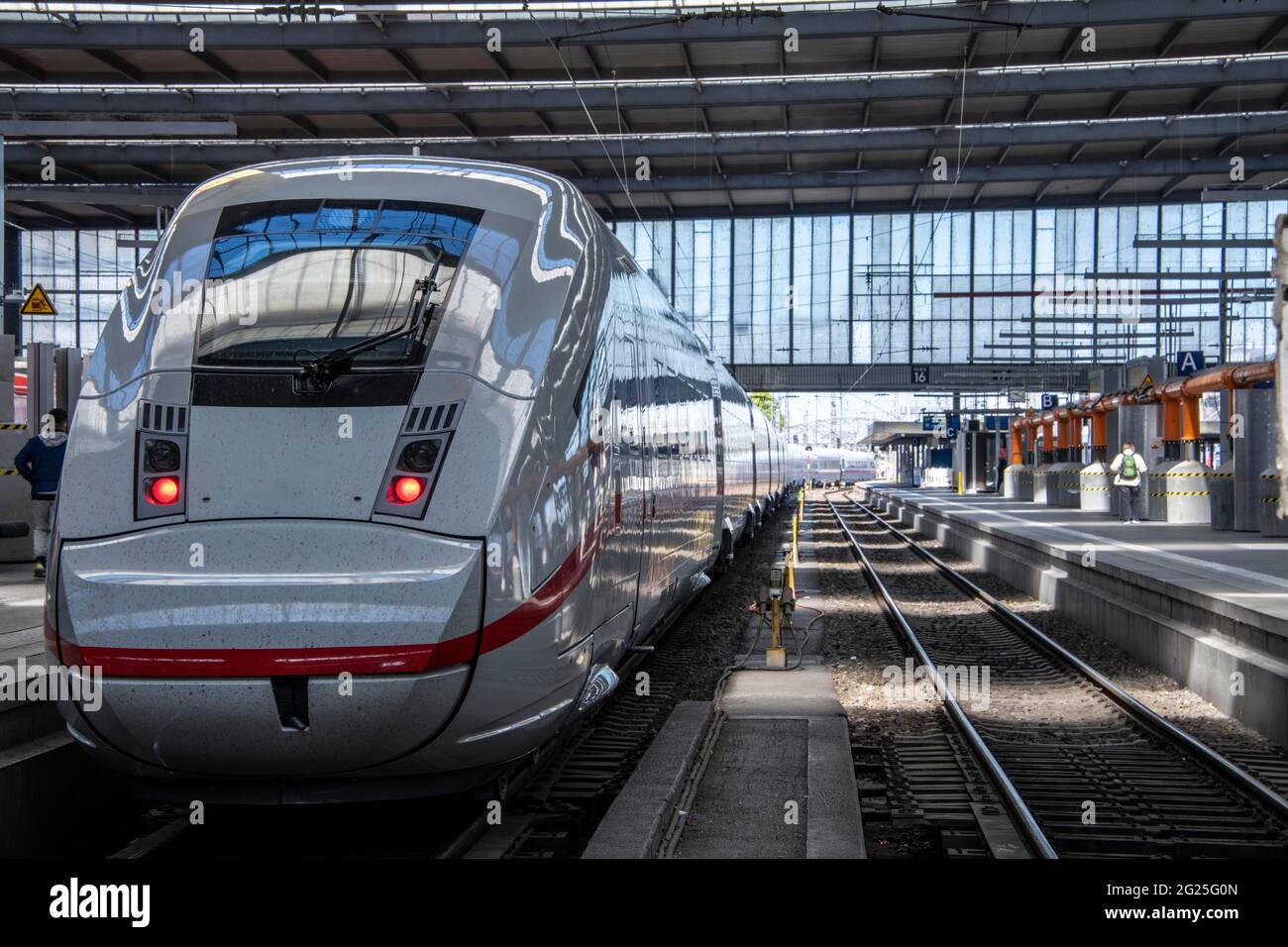 Nahansicht von ICE-Zügen in Deutschland, die am Hauptbahnhof auf die Fahrgäste warten Stockfoto