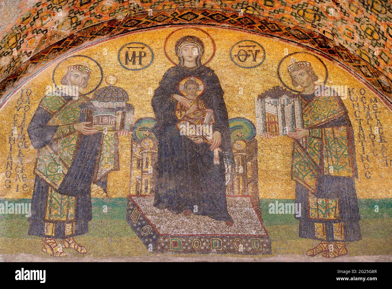 Detail des südwestlichen Eingangsmosaiks, Hagia Sophia (türkisch: Ayasofya), Istanbul, Türkei. Die Jungfrau sitzt auf einem rückenlosen Thron, ihre Füße ruhen auf einem Sockel, der mit Edelsteinen verziert ist. Das Christkind sitzt auf ihrem Schoß, segnet und hält eine Schriftrolle in seiner linken Hand. Auf ihrer linken Seite steht Kaiser Konstantin in zeremonieller Kleidung und übergibt Maria ein Modell der Stadt. Auf ihrer rechten Seite steht Kaiser Justinian I., der ein Modell der Hagia Sophia anbietet Stockfoto