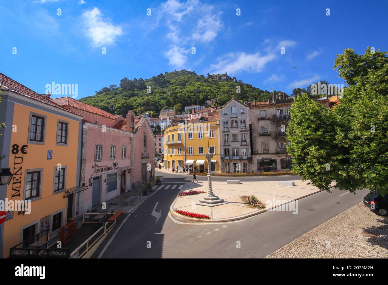 Blick auf die Straße vom Dorf Sintra. Portugal Stockfoto