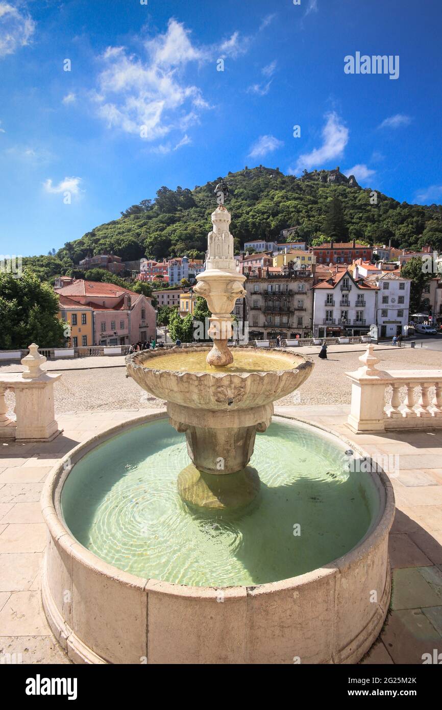 Blick auf die Straße vom Dorf Sintra mit einem Brunnen aus dem Nationalpalast. Stockfoto