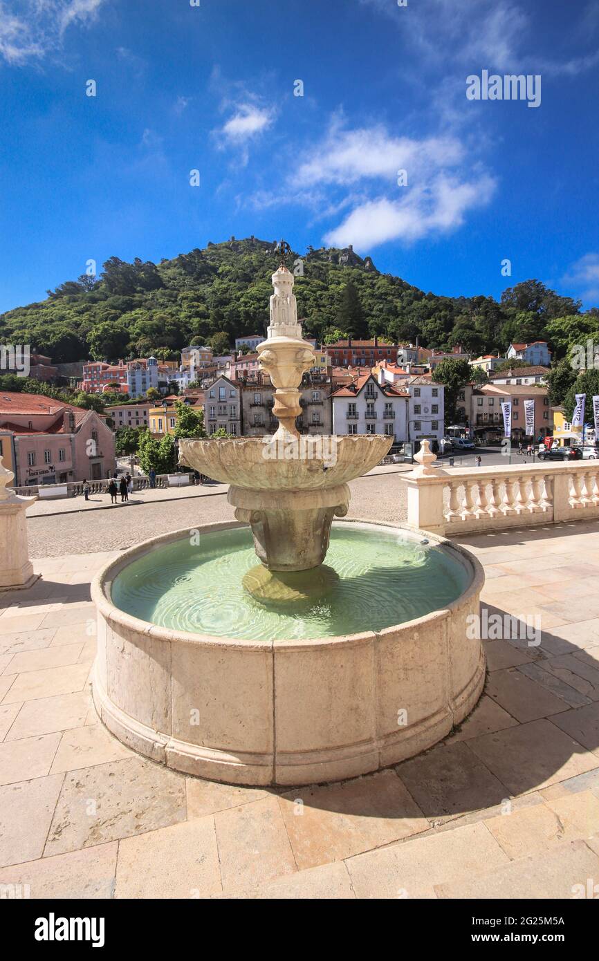 Blick auf die Straße vom Dorf Sintra mit einem Brunnen aus dem Nationalpalast. Stockfoto