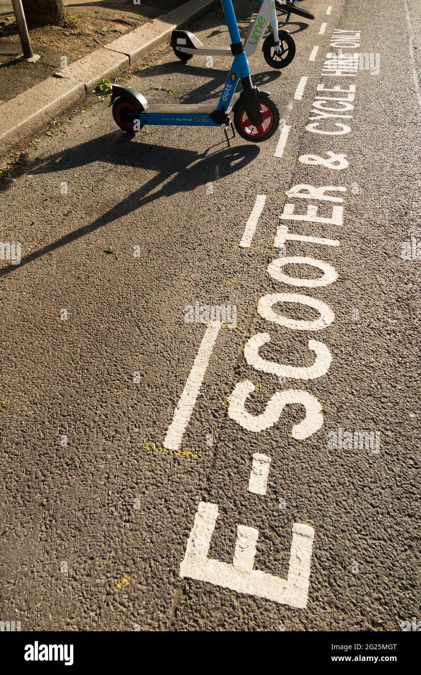 Eine neue Parkbucht für E-Scooter / Elektroroller zu mieten auf der öffentlichen Straße / Autobahn in Twickenham, London. VEREINIGTES KÖNIGREICH. Diese Roller sind legal. (123) Stockfoto