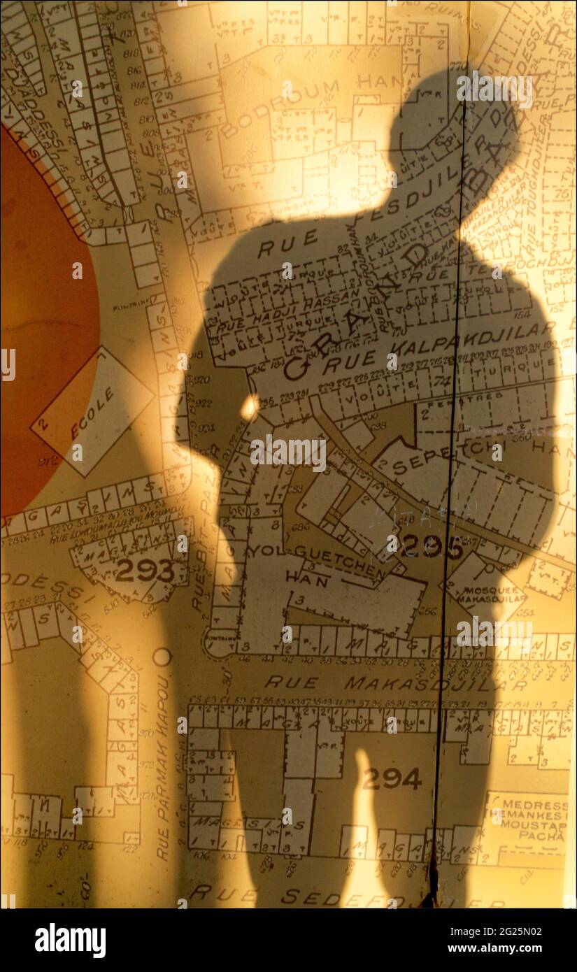 Ein ehrliche Aufnahme einer Schattenfigur, die auf einer Karte des türkischen Zentrums von Istanbul überlagert ist Stockfoto
