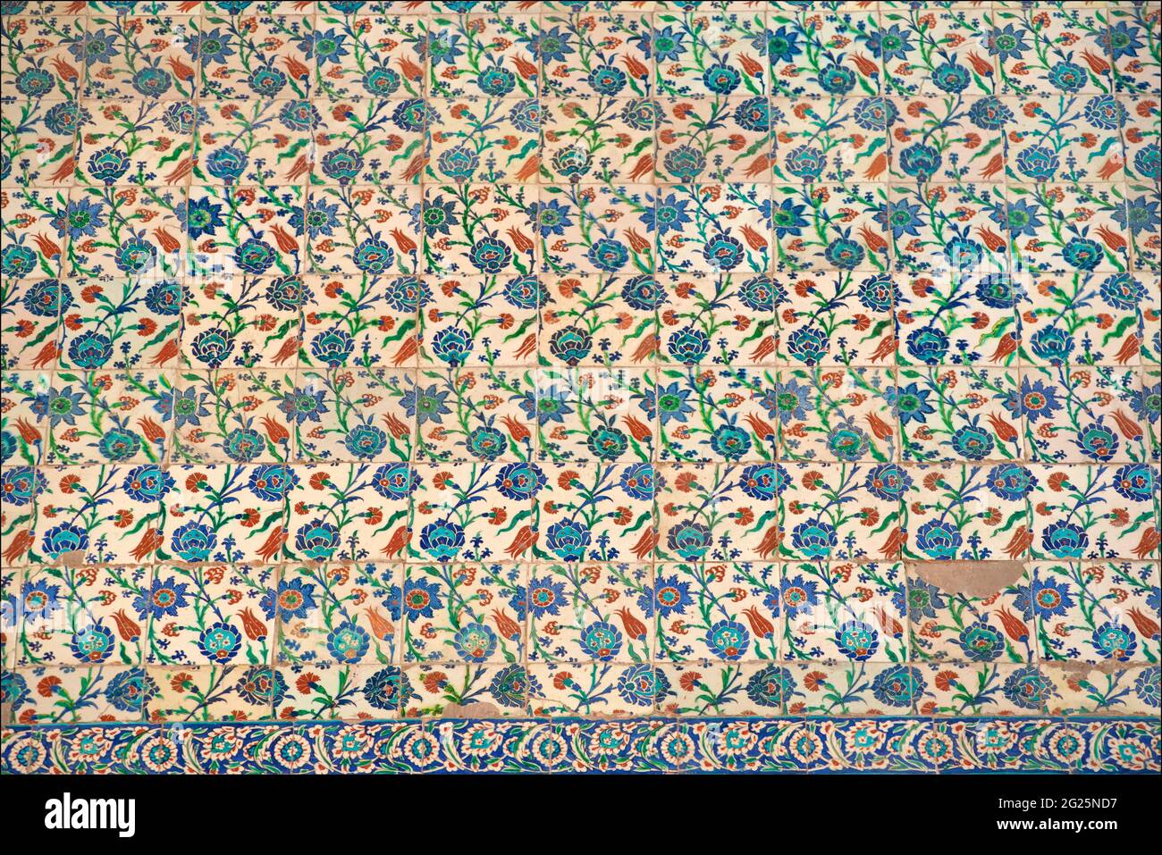 Znik-Fliesen schmücken das Innere der Sultan-Ahmed-Moschee (türkisch: Sultan Ahmet Camii), auch bekannt als die Blaue Moschee. Eine Freitagsmoschee aus osmanischer Zeit in Istanbul, Türkei. Stockfoto