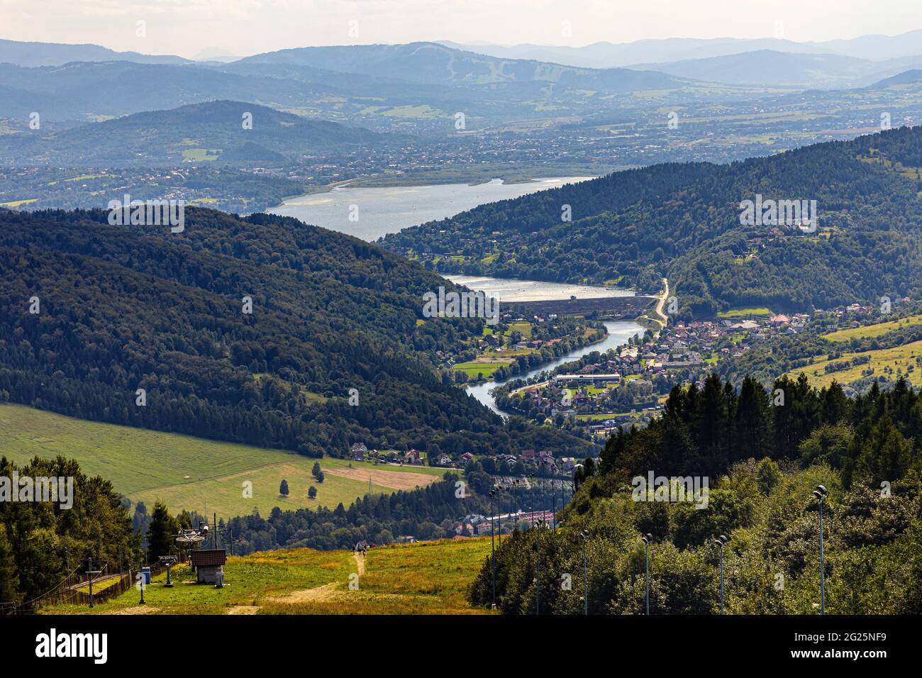 Panoramablick auf die Beskidy-Berge rund um den Zywieckie- und Miedzybrodzkie-See vom Berg Gora Zar bei Zywiec in Schlesien in Polen Stockfoto