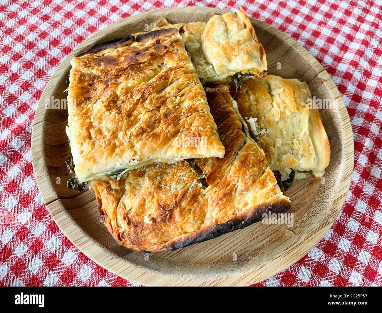 Albanische traditionelle Lebensmittel frisches Gemüse und hausgemachten Kuchen. Stockfoto