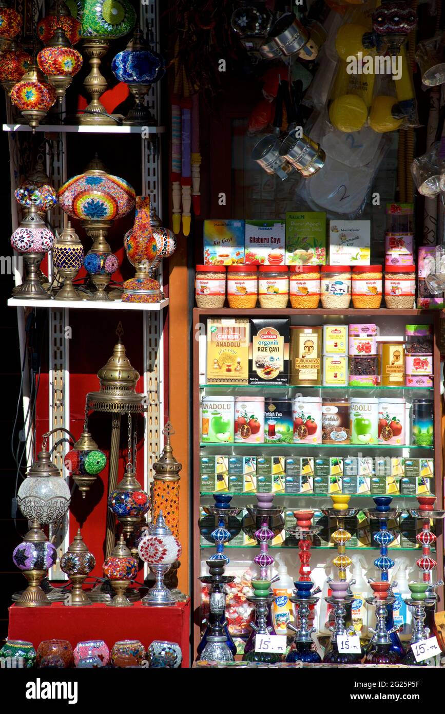 Raucherprodukte - Shisha-Pfeifen, Tabakmischungen und Laternen in einem Ladendisplay im Zentrum von Istanbul, Türkei Stockfoto