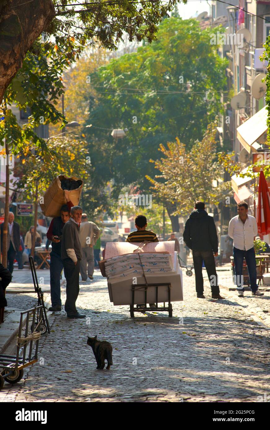 Türkische Straßenszene in der Gegend von Fath in Istanbul, Türkei Stockfoto