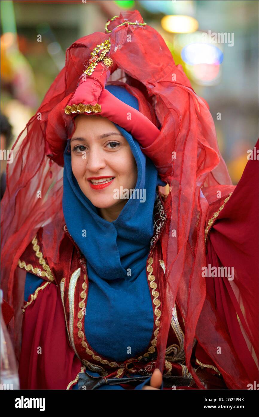 Türkische Frau mit osmanischem Outfit, Istanbul, Türkei Stockfoto