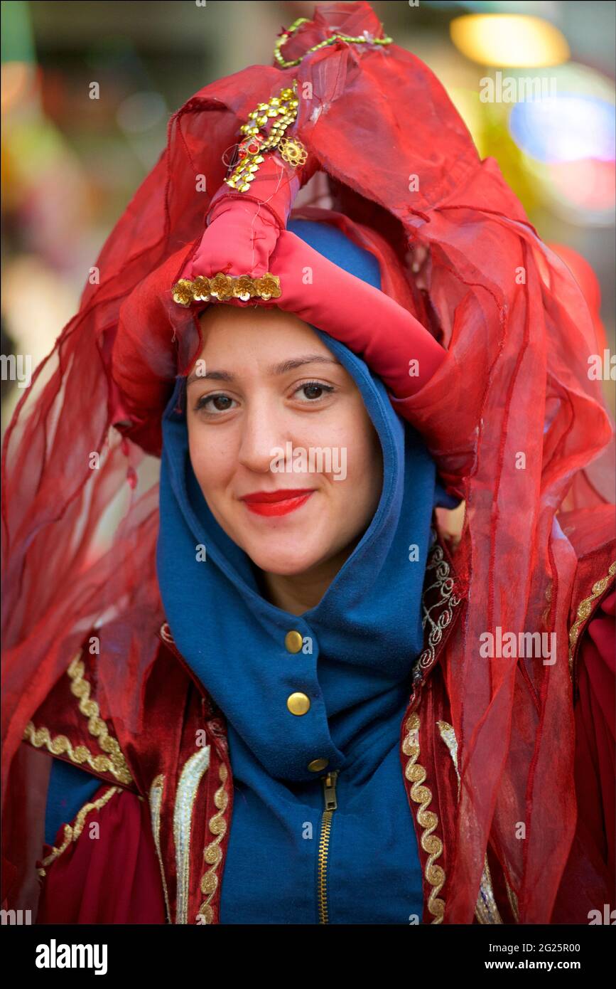 Türkische Frau mit osmanischem Outfit, Istanbul, Türkei Stockfoto