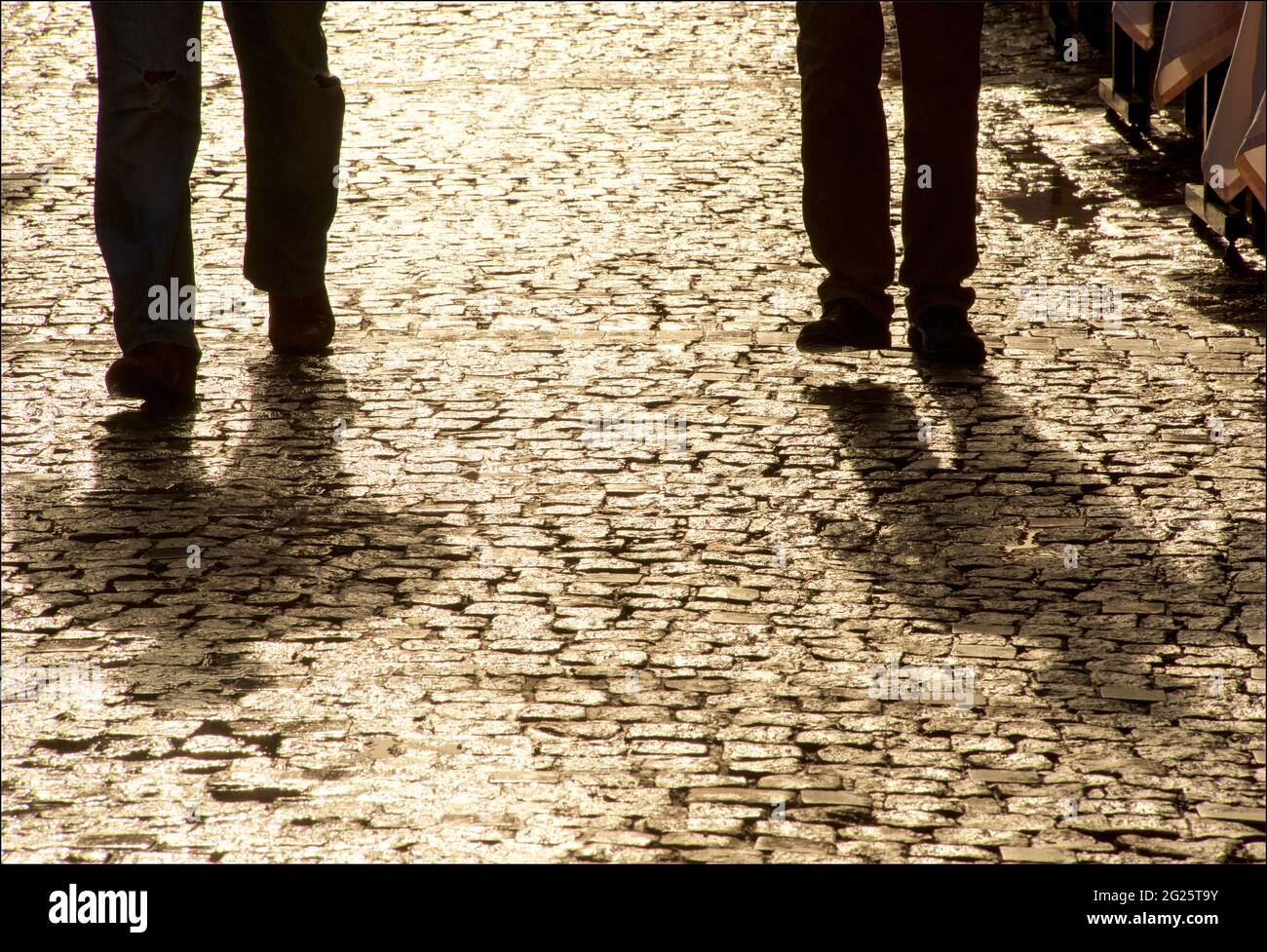 Silhouetten von 2 Männern, die auf einer gepflasterten Straße in Istanbul, Türkei, spazierengehen Stockfoto