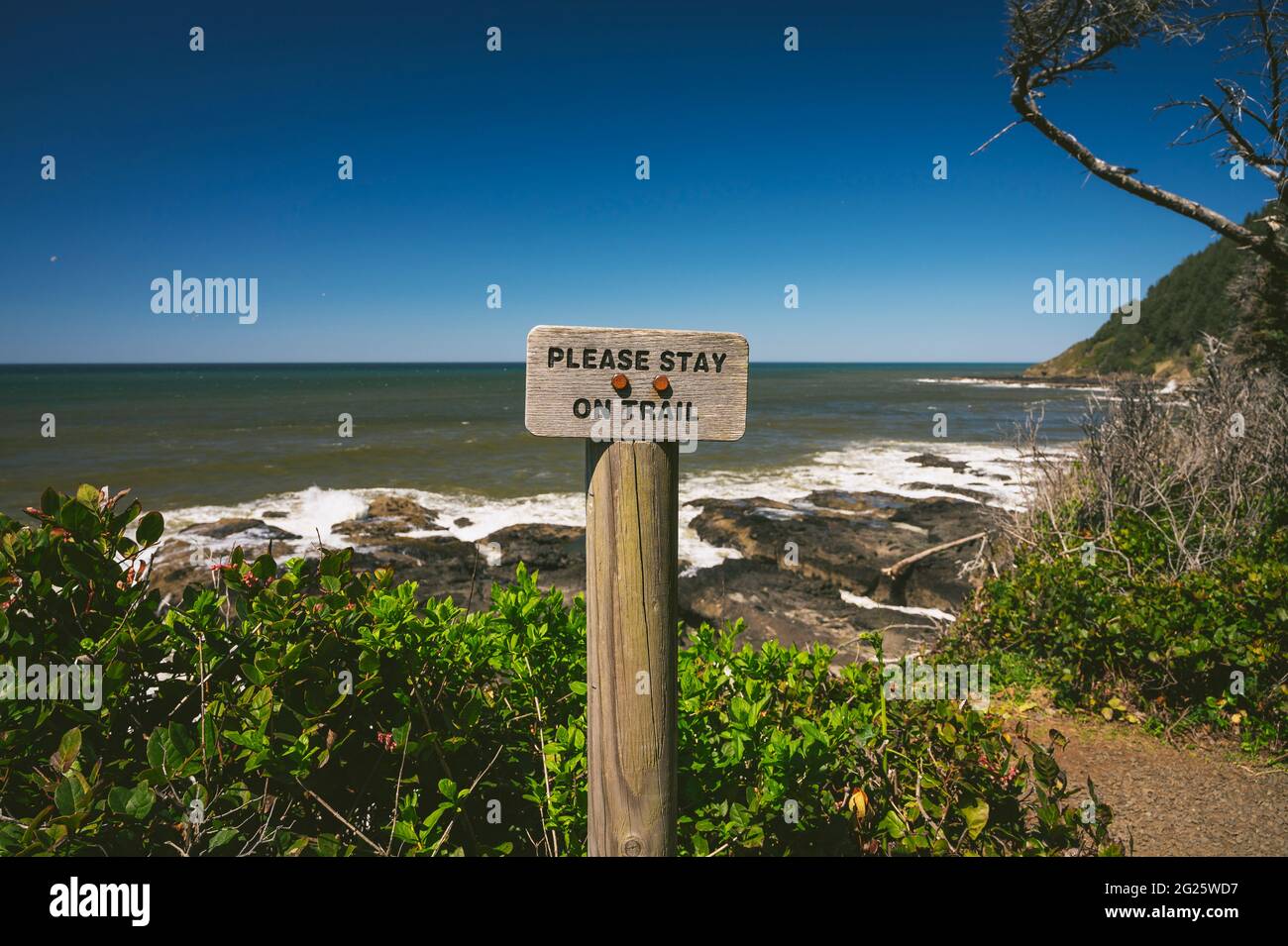 Bitte Bleiben Sie Auf Dem Trail Sign Post An Der Küste Stockfoto