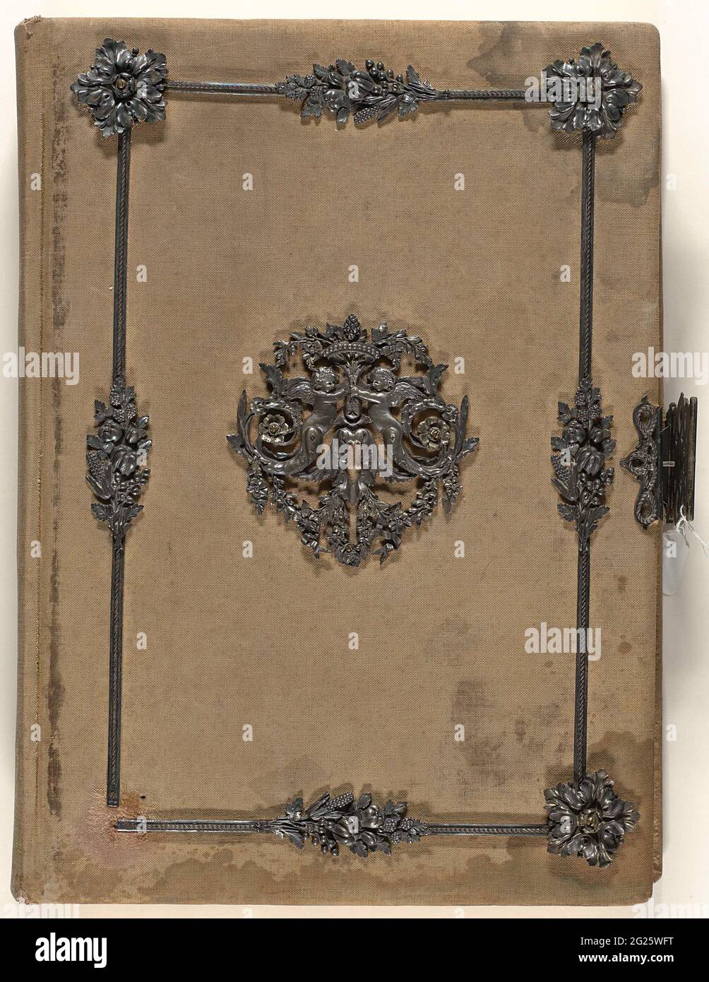 Souvenir von jogjakarta; Fotoalbum für J.M. Pijnacker Hordijk. Fotoalbum, das Jacobus Marinus Pijnacker Hordijk bei seiner Abreise aus Jogyakarta im Jahr 1886 von seinen Freunden und Bekannten angeboten wurde. Das Album enthält 50 Pappblätter mit insgesamt 89 Fotos. Je zwei Fotos wurden auf 32 Blatt geklebt; Cartes-de-visites werden auf 5 Blatt eingelegt und 12 Blatt sind leer. Im Vordergrund eine gezeichnete Titelseite. Das mit braunem Leinen überzogene und auf der Vorderseite mit Metallornamenten verzierte Albumband (die Rosette unten links fehlt), mit Metallbuchschloss. Stockfoto