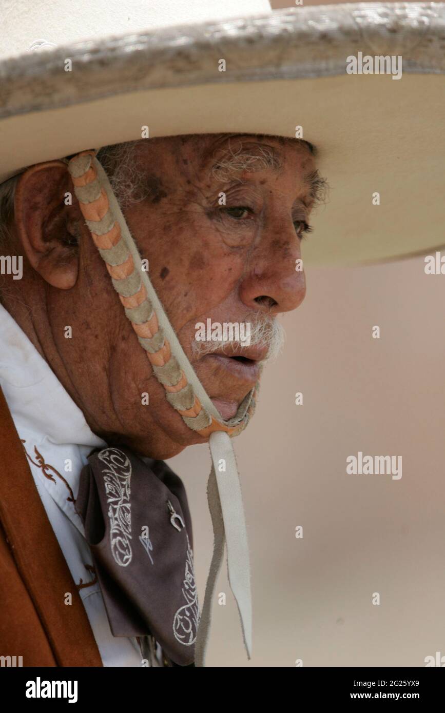 Mann im Charrokostüm. Das Symbol Mexikos ist der Charro oder (Cowboy), und obwohl wir den Charro normalerweise als einen Mann mit einem Hut und Stiefeln betrachten, die von einem Feld auf einem Pferd kommen, geht die Kultur des mexikanischen Charro viel weiter zurück. Chaarrería ist der Sport des Charros, mit Reglements und Meisterschaften wie Fußball. Es ist jedoch eher wie ein nationales folklorisches Ereignis, das sich zu einem sportlichen Großereignis entwickelt hat. Mexiko. Stockfoto