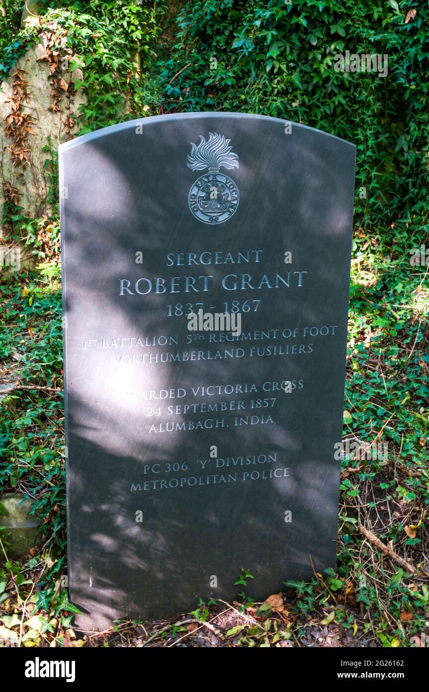 Das Grab von Sergeant Robert Grant auf dem Highgate Cemetery, London. 1857 erhielt er das Victoria-Kreuz in Alumbagh, indien. Stockfoto