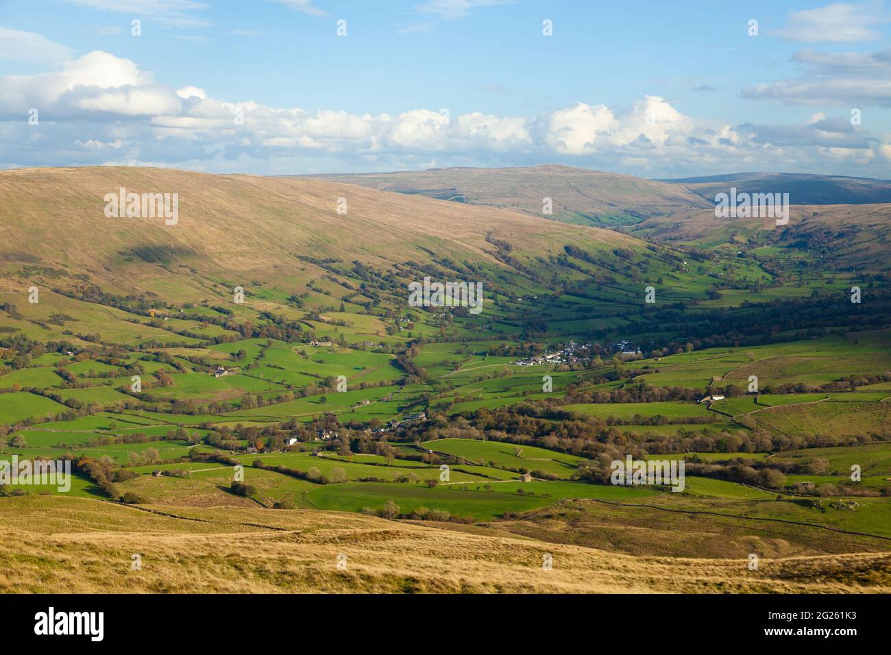 Das Dorf Delle im Tal von Dentdale mit Kalb Top Hügel im Hintergrund. Stockfoto