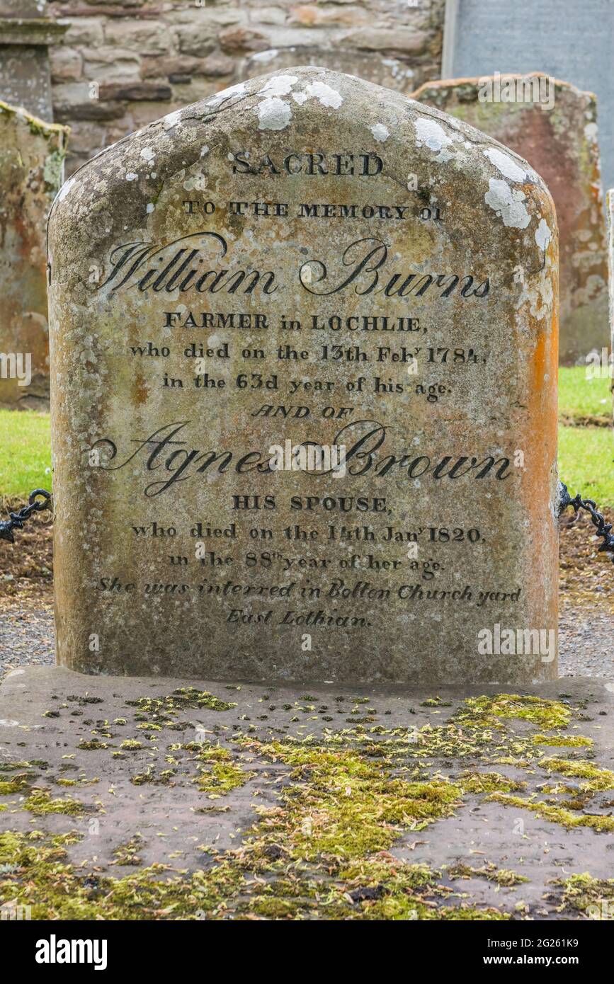 Schottland. Das Bild zeigt das Grab von Robert Burns Eltern, die auf dem Friedhof Auld Kirk [alte Kirche] in Alloway beigesetzt sind. Stockfoto