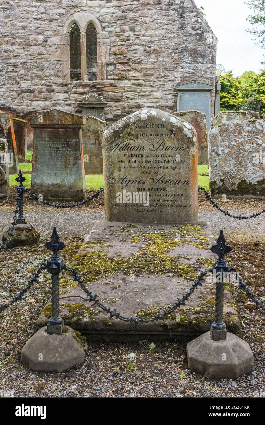 Schottland. Das Bild zeigt das Grab von Robert Burns Eltern, die auf dem Friedhof Auld Kirk [alte Kirche] in Alloway beigesetzt sind. Stockfoto