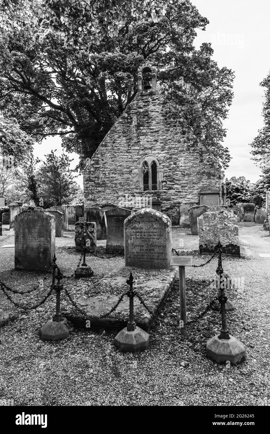 Schottland. Das Bild zeigt das Grab von Robert Burns Eltern, die auf dem Friedhof Auld Kirk [alte Kirche] in Alloway beigesetzt sind. Stockfoto