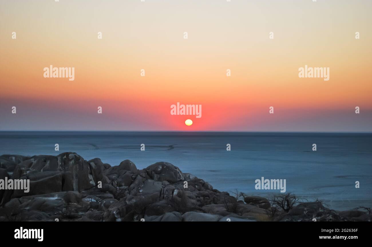 Sonnenaufgang von der Insel Lekhubu aus gesehen, einer Granitfelseninsel in der Sua Pan des Makgadikgadi Pan Netzwerks in Botswana. Stockfoto