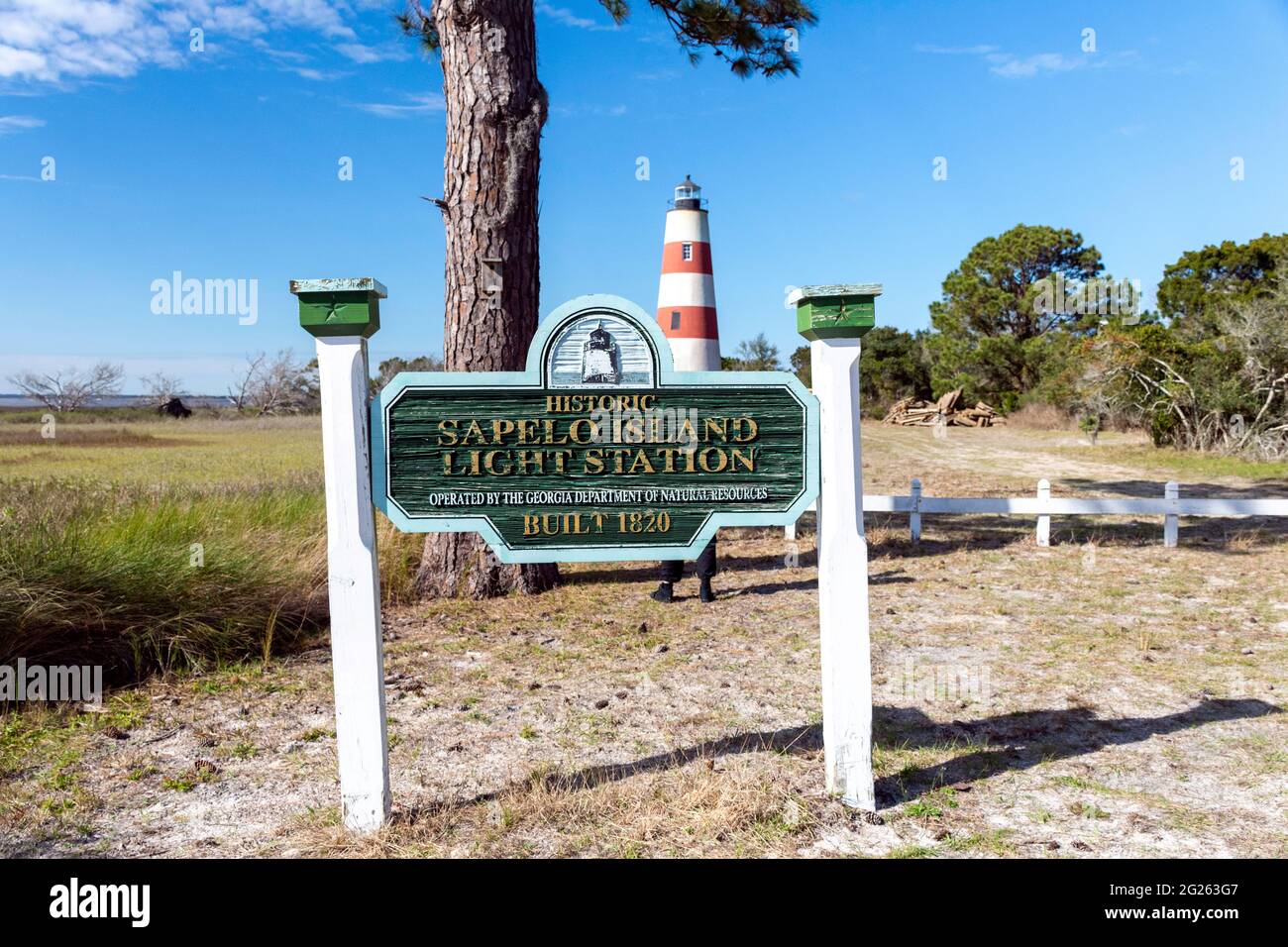 Der Leuchtturm auf Sapelo Island, Georgia, USA, die viertgrößte Barriere-Insel des Staates und ein langsames Reiseziel. Stockfoto