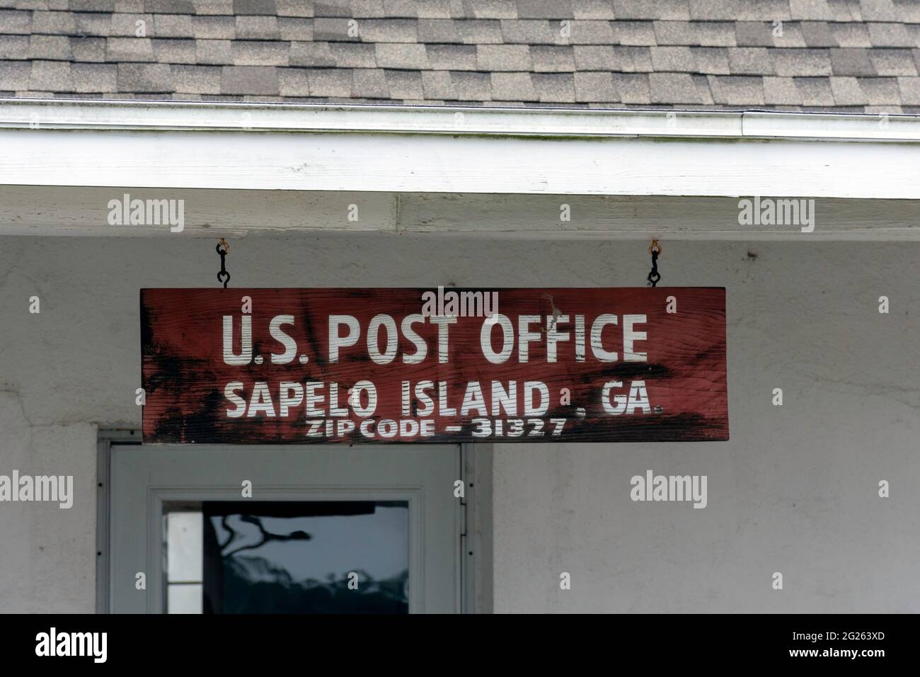 Ein Schild für das Postamt auf Sapelo Island, Georgia, USA, ein ruhiges, langsames Reiseziel im Süden der Vereinigten Staaten. Stockfoto