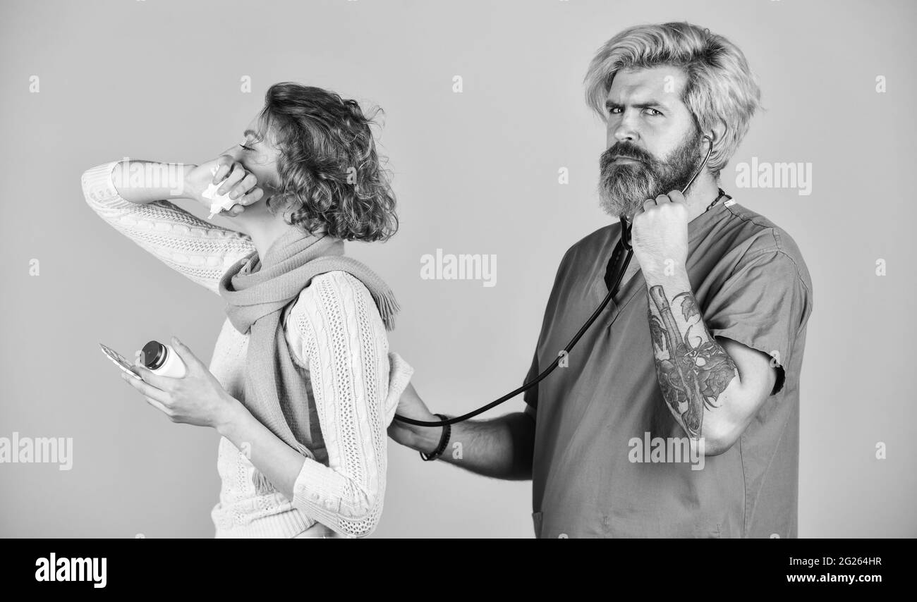 Hören Sie mit dem Stethoskop. Gesundheitswesen und Medizin. Arzt und Patient diskutieren Behandlung. Beratung über die Diagnose der Krankheit. Arzt und Stockfoto