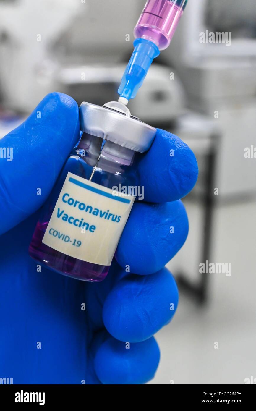 Coronavirus-Impfung. Eine Flasche COVID-19-Impfstoff und eine Spritze zur Injektion. Stockfoto