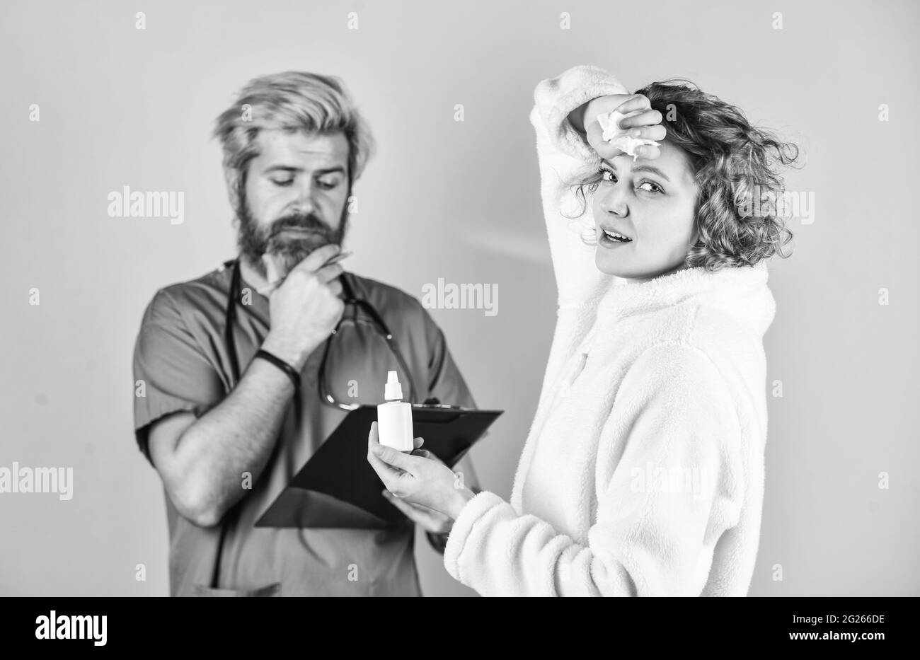 Ein gesunder Körper. Coronavirus-Krankheit. Gesundheitswesen und Medizin. Arzt und Patient. Verschreibungspflichtige Medikamente. Sprechen Sie mit dem Patienten über Medikamente Stockfoto