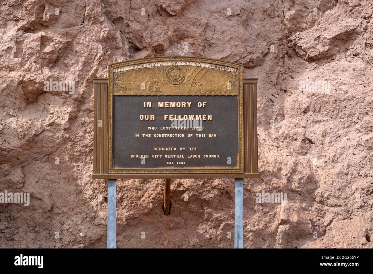 Ein Gedenkschild am Hoover-Staudamm zu Ehren der Bauarbeiter, Sonntag, 7. März 2021, in der Nähe von Boulder City, Nev. Stockfoto