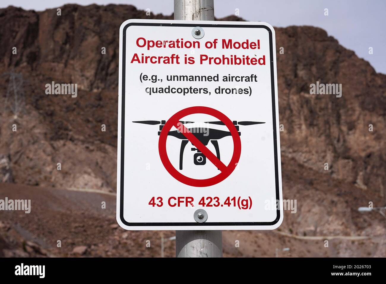 Ein Schild, das den Betrieb von Drohnen und unbemannten Flugzeugen am Hoover-Staudamm verbietet, zu Ehren der Bauarbeiter, Sonntag, 7. März 2021, in der Nähe von Boulder City, Ne Stockfoto