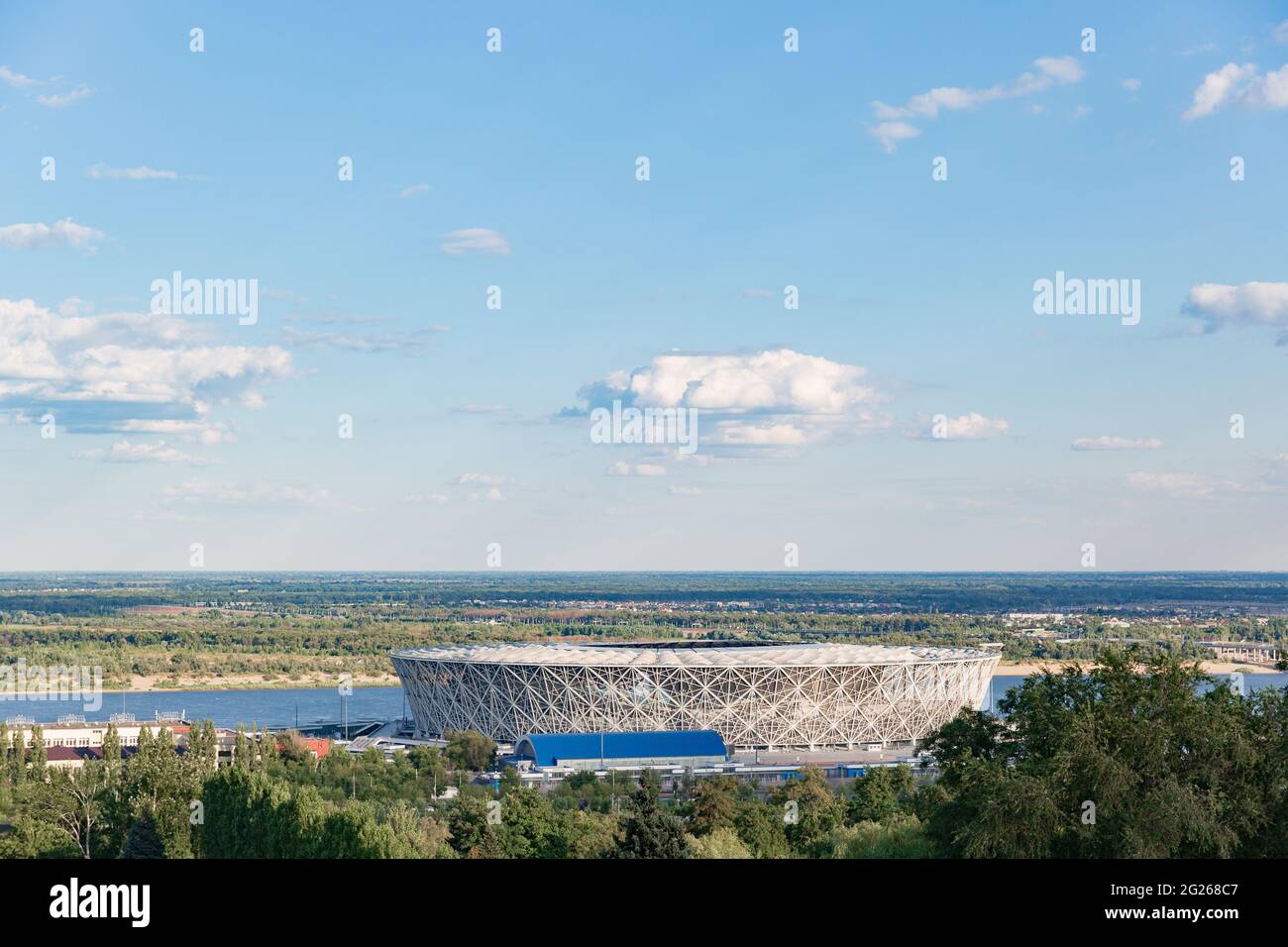 WOLGOGRAD, RUSSLAND - 16. AUGUST 2020: Die Wolgograd Arena ist ein Fußballstadion der internationalen Klasse, das in Wolgograd in der Nähe der Wolga für die FIFA 2018 gebaut wurde Stockfoto
