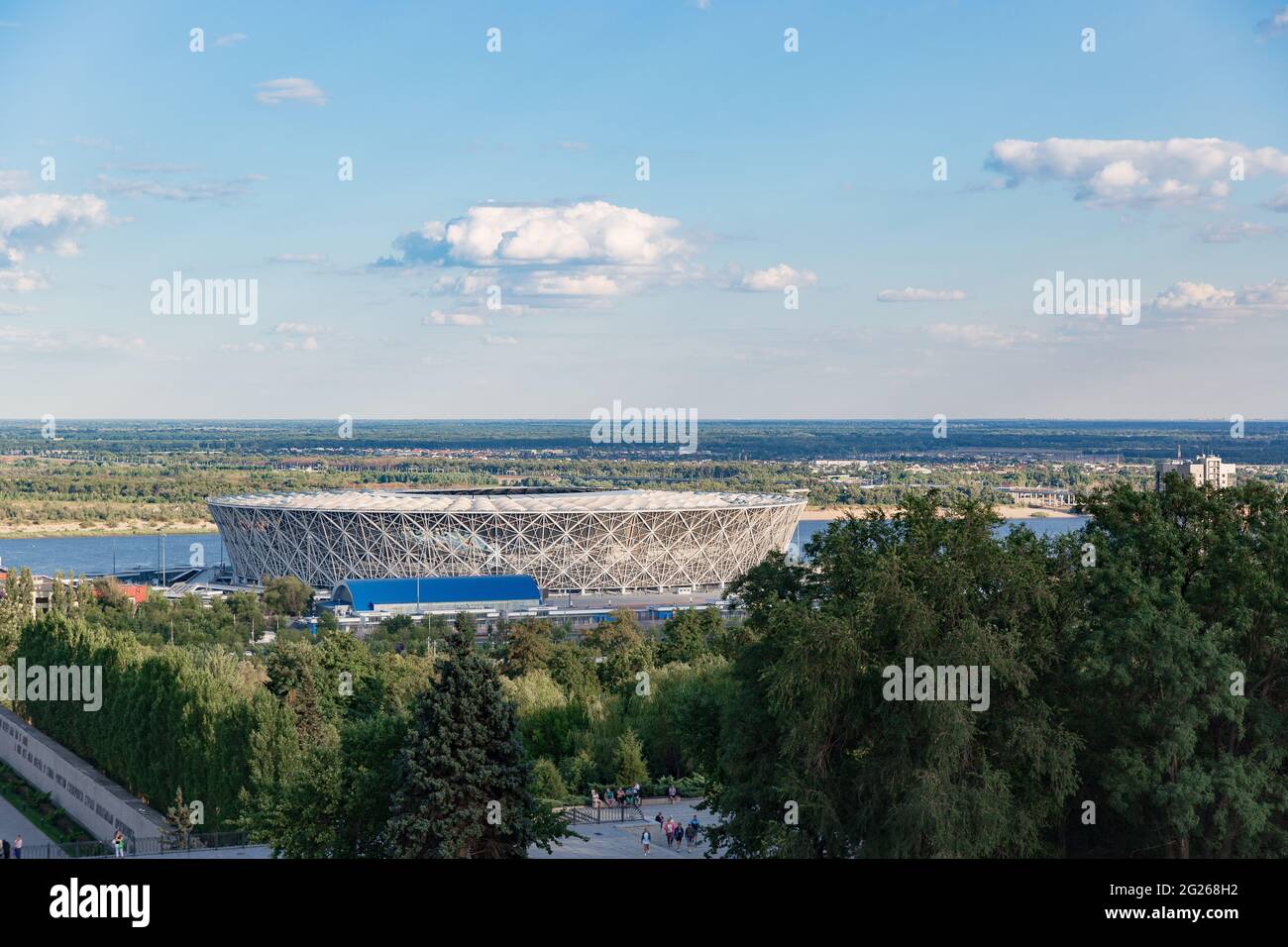 WOLGOGRAD, RUSSLAND - 16. AUGUST 2020: Die Wolgograd Arena ist ein Fußballstadion der internationalen Klasse, das in Wolgograd in der Nähe der Wolga für die FIFA 2018 gebaut wurde Stockfoto