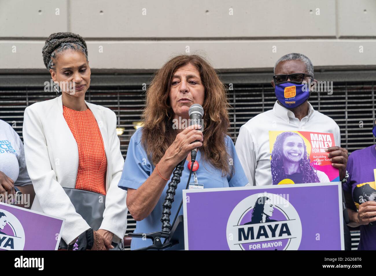 New York, NY - 8. Juni 2021: Judy Sheridan-Gonzalez spricht vor der bürgermeisterlichen Kandidatin Maya Wiley, die den Universal Health Coverage Plan im Montefiore Medical Center in der Bronx bekannt gab Stockfoto